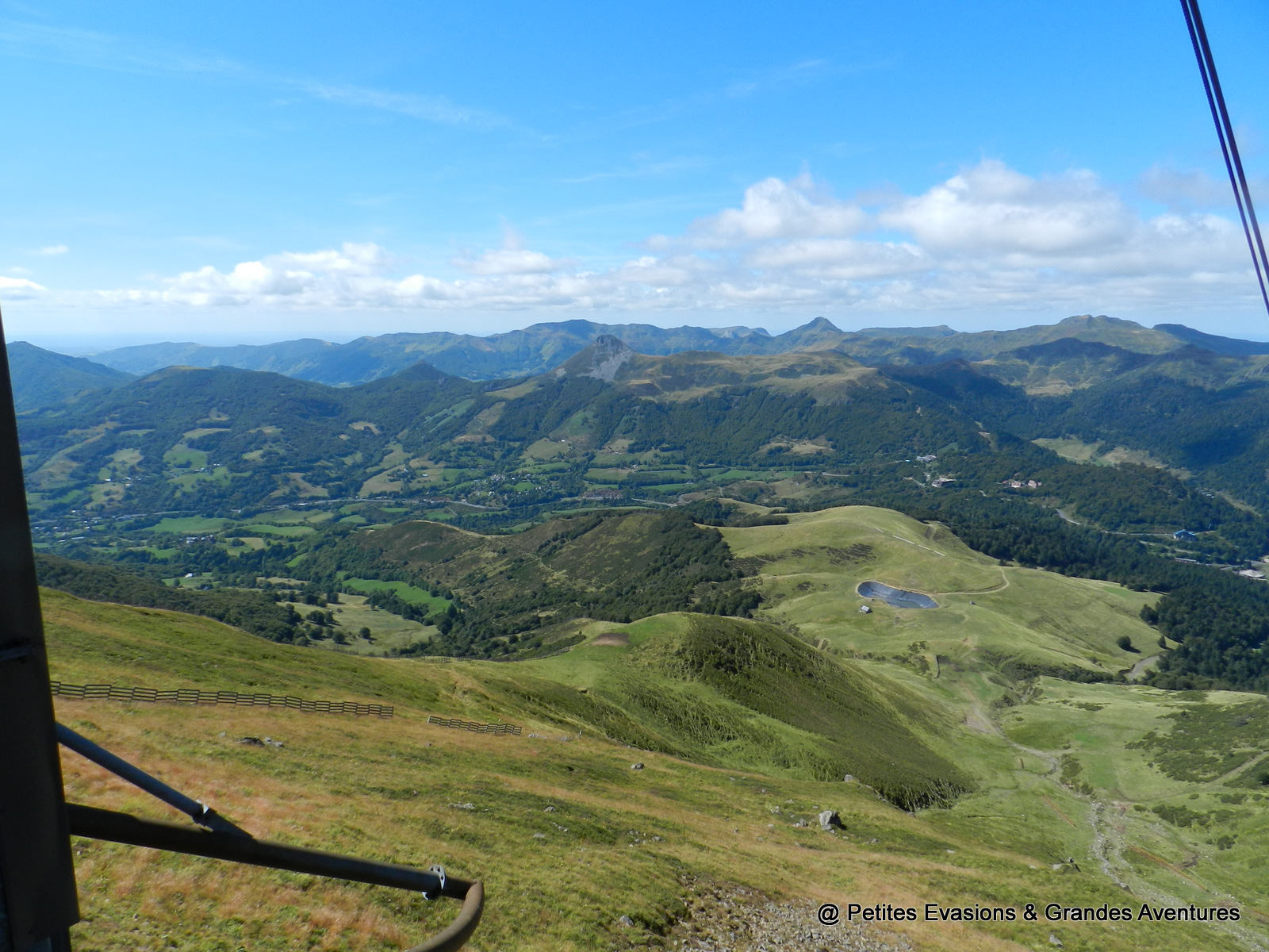 Vue sur les monts du Cantal depuis le téléphérique