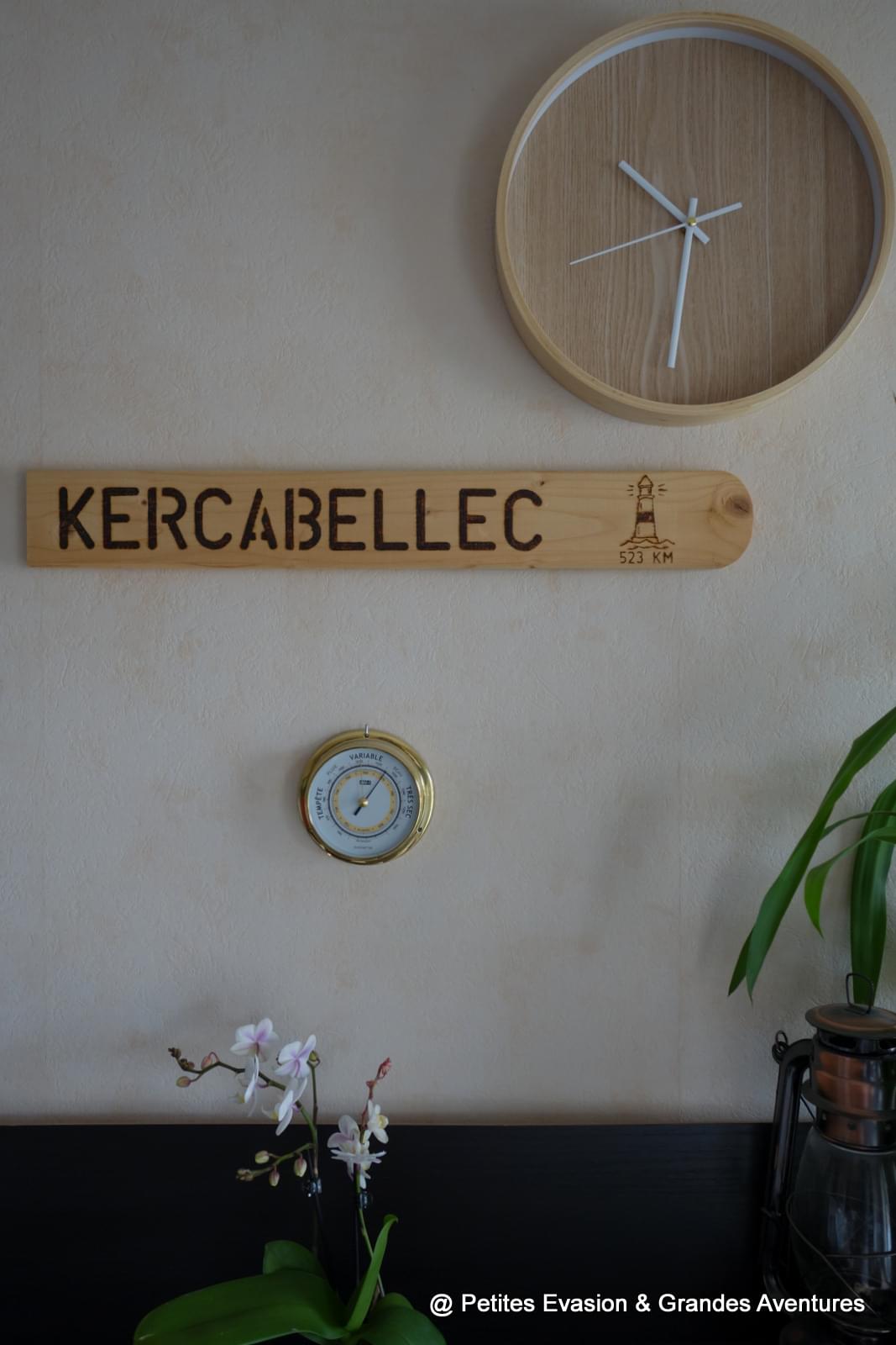 Mur avec une horloge, un panneau et un baromètre