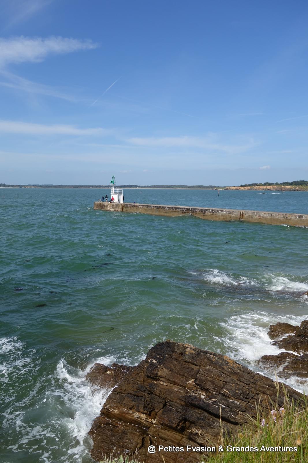 Photo d'une jetée avec un phare