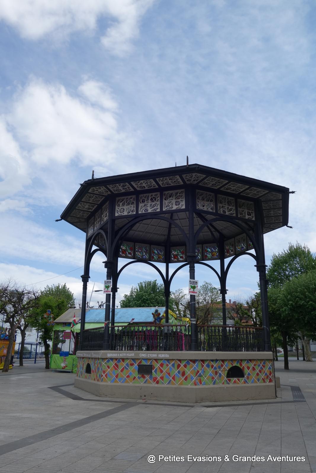 Kiosque sur une place