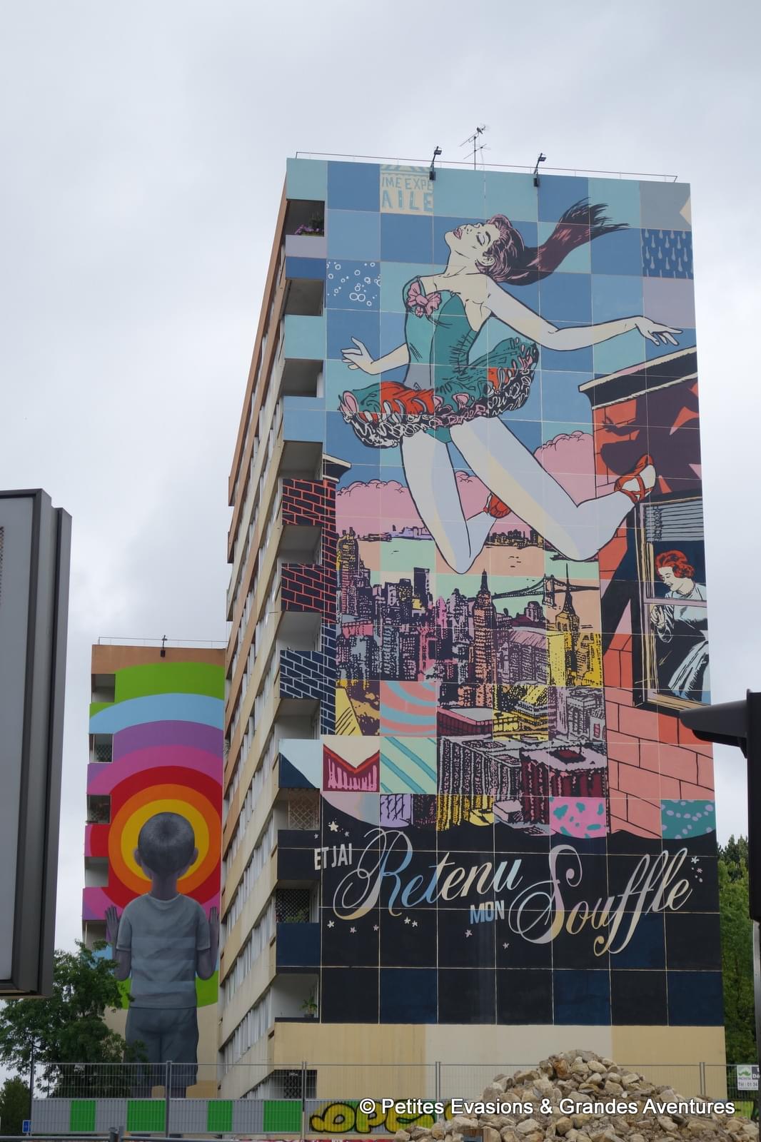 Et j'ai retenu mon souffle, par Faile (au premier plant) / Untitled, par Seth (au second plan)