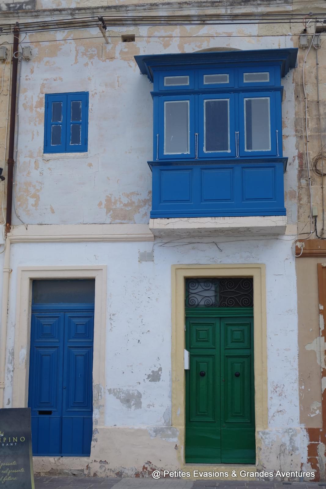 Bow-window et portes colorées à Marsaxlokk (Malte)