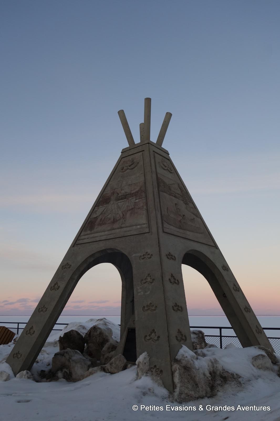Un des tipis symbolisant les saisons de Mashteuiatsh